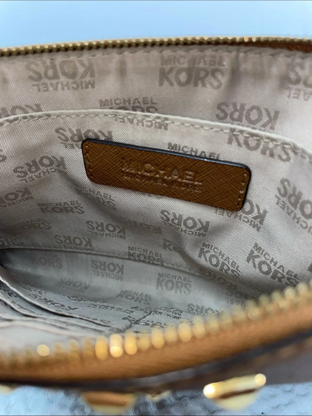 MICHAEL KORS SAFFIANO LEATHER WRISTLET FTL-07-041